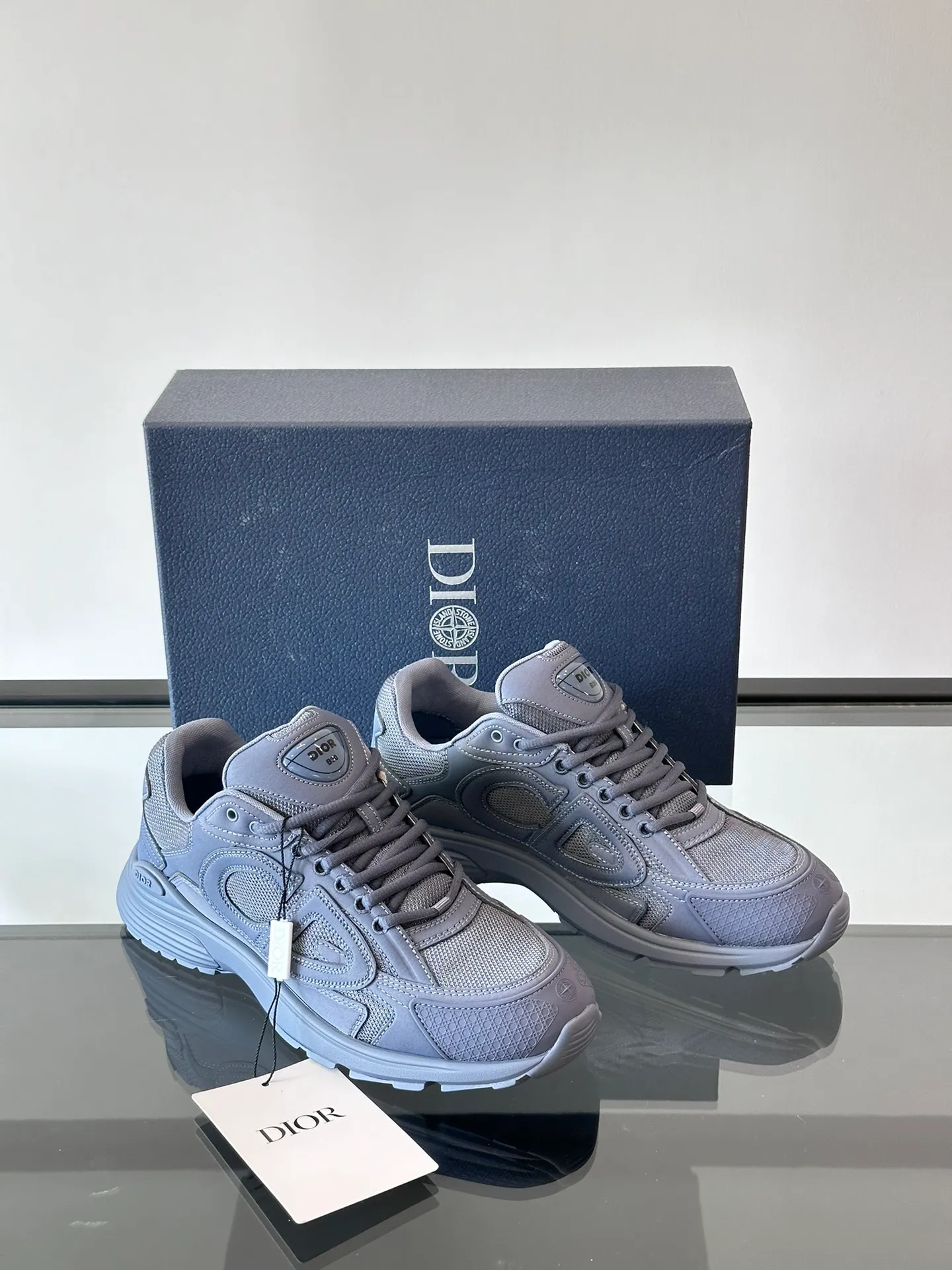 p400《Dio*》Dior B30 series sports shoes, multi-color mesh fabric and multi-color technical fabrics, this season's new B30 low-top sports shoes are one of the flagship styles of the series. Crafted from multicolor mesh and technical fabrics, it's finished with a reflective "CD30" graphic and silver-toned "DIOR B30" and "CD30" logos on the heel and tongue. An extra-light, sculpted rubber sole with signature accents adds style, while internal stretch details create ideal comfort. It can be matched with various casual styles to show a fashionable and modern sports style. Size: 38-44 (45-46 customized)